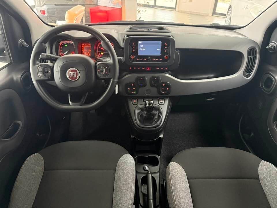 Fiat Panda 1.0 FireFly S&S Hybrid City Life con comandi al volante