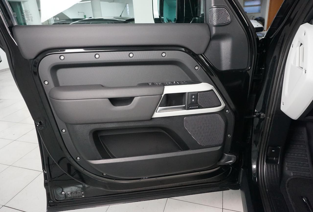 Land Rover Defender 110 3.0D I6 200 CV AWD Auto X-Dynamic SE