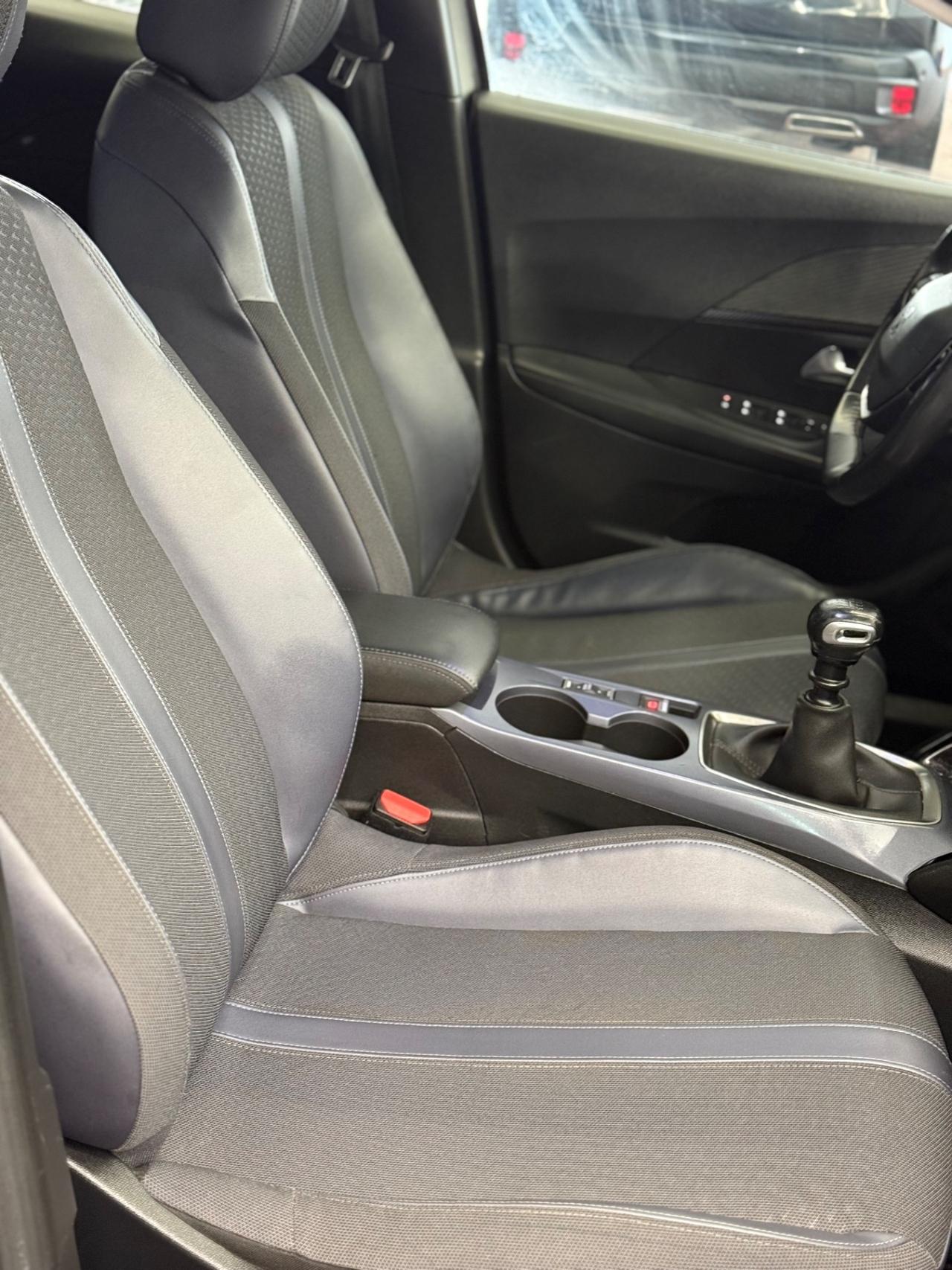 Peugeot 2008 BlueHDi 100 S&S Allure Navi Pack