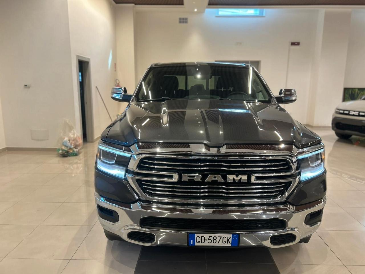 Dodge RAM 1500 5.7 LARAMIE CAB 4WD 395CV auto