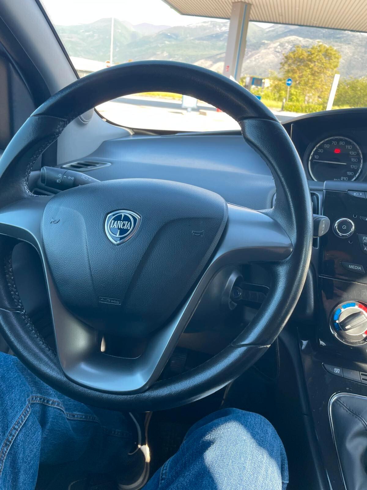 Lancia Ypsilon 1.2 69 CV Unyca