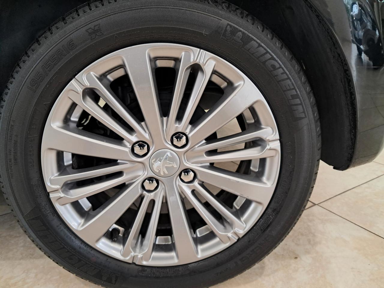 Peugeot 208 PureTech 82 5 porte Allure