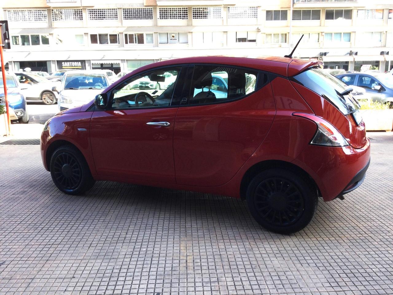 Lancia Ypsilon 1.0 FireFly 5 porte S&S Hybrid Ecochic Silver