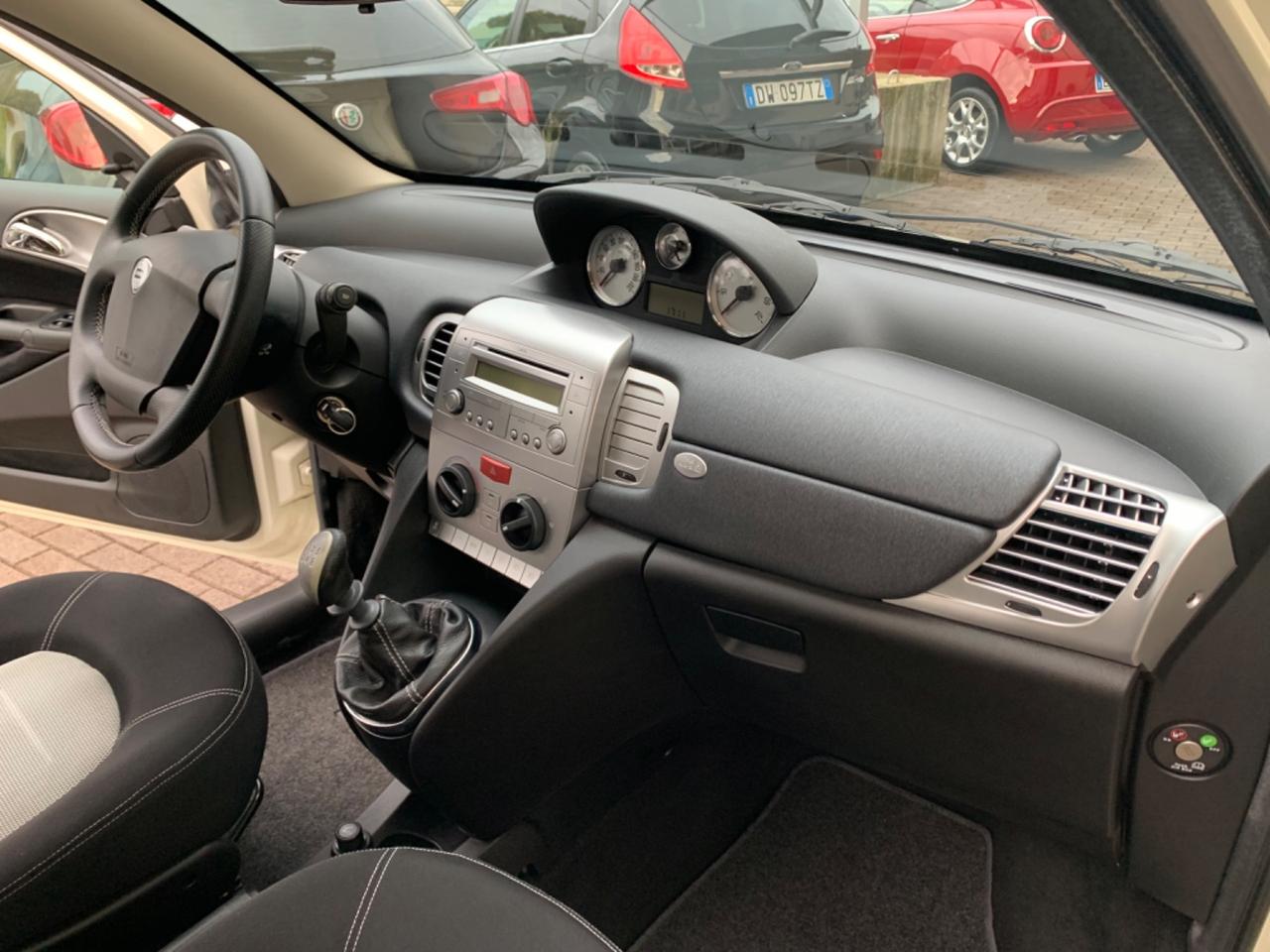 Lancia Ypsilon 1.2 Momo Design