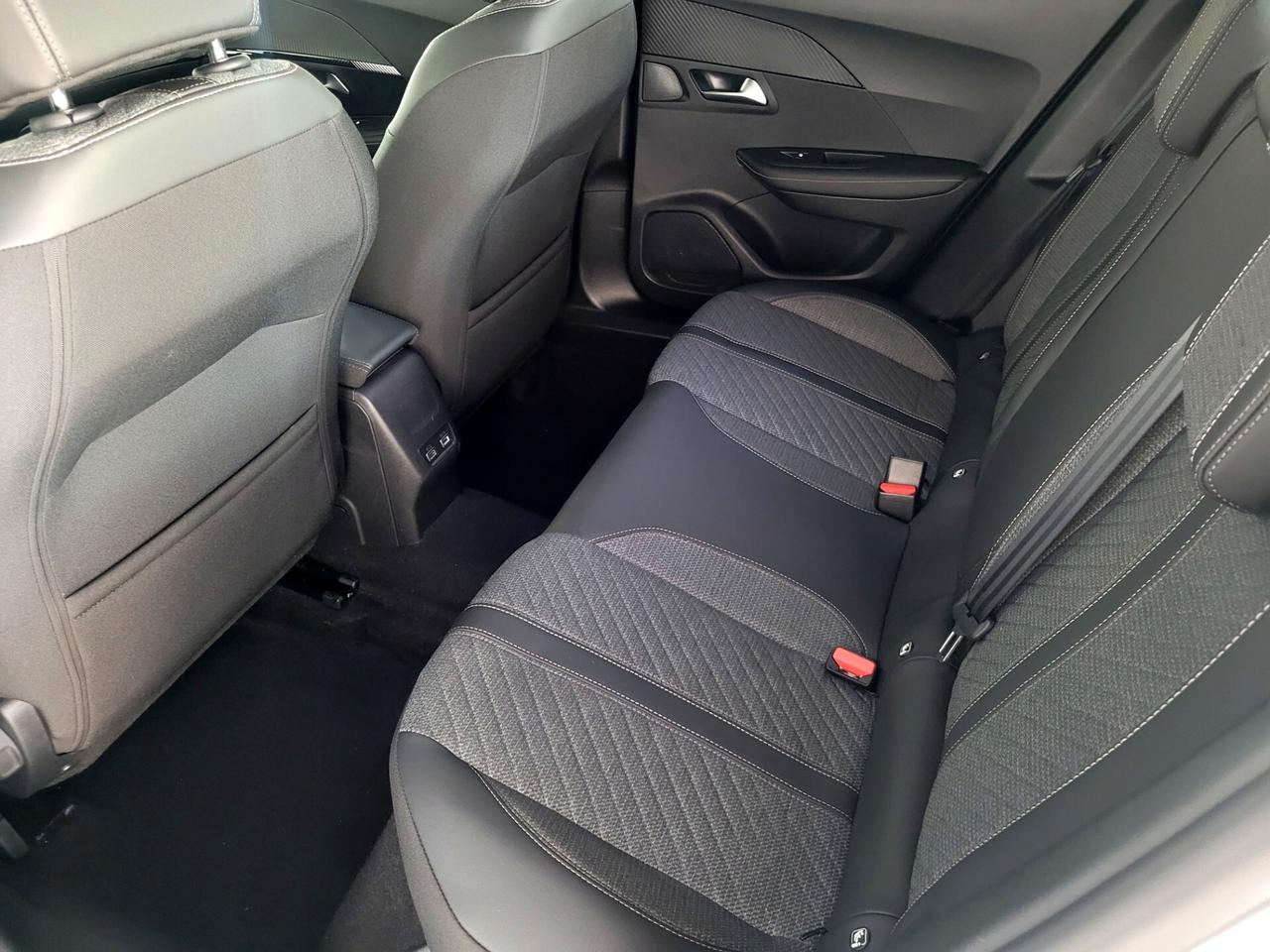 Peugeot 2008 1.2 ALLURE AUT. CRUISE LED CARPLAY PELLE NAVI