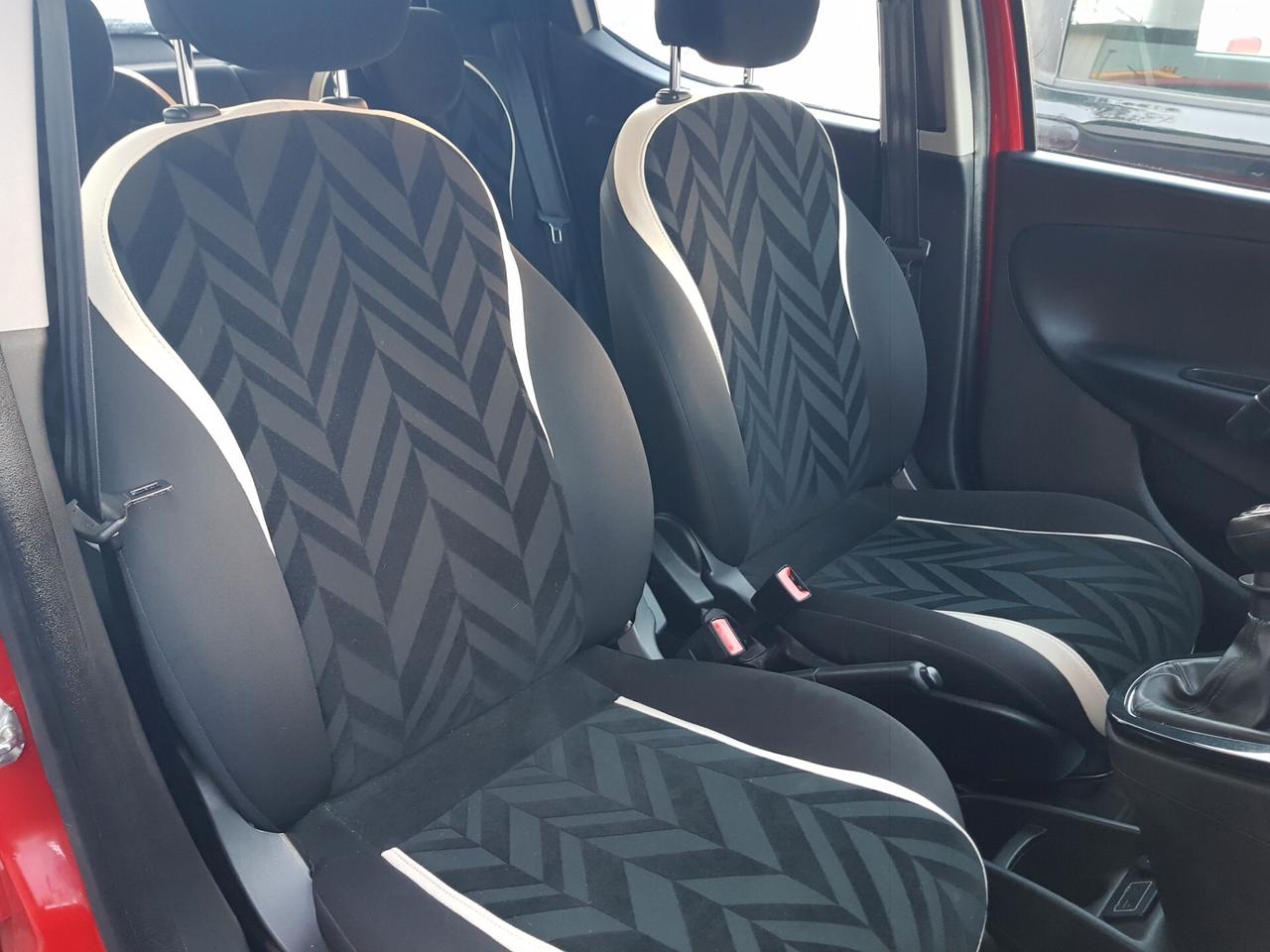 Lancia Ypsilon 1.2 69 CV 5 porte Silver GPL