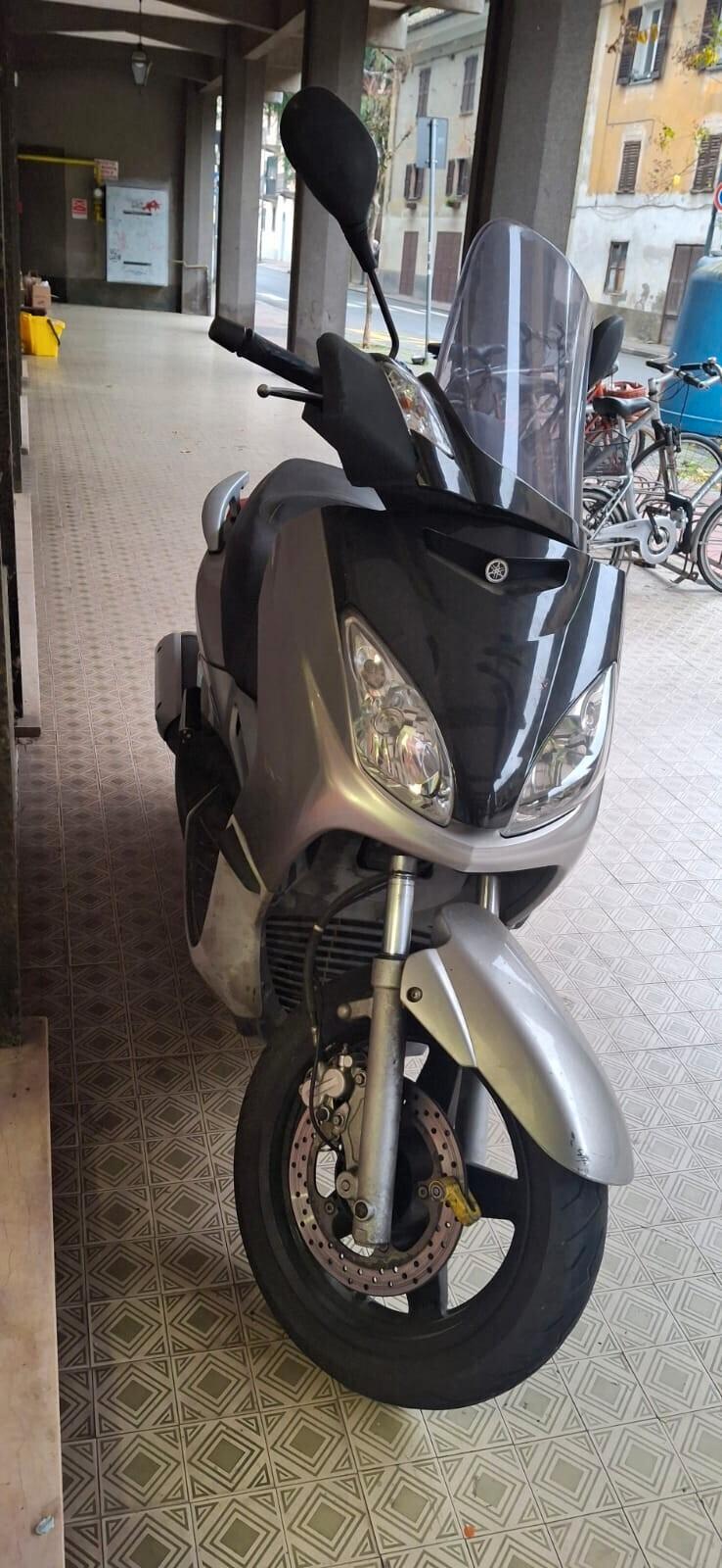 Yamaha X-Max 250