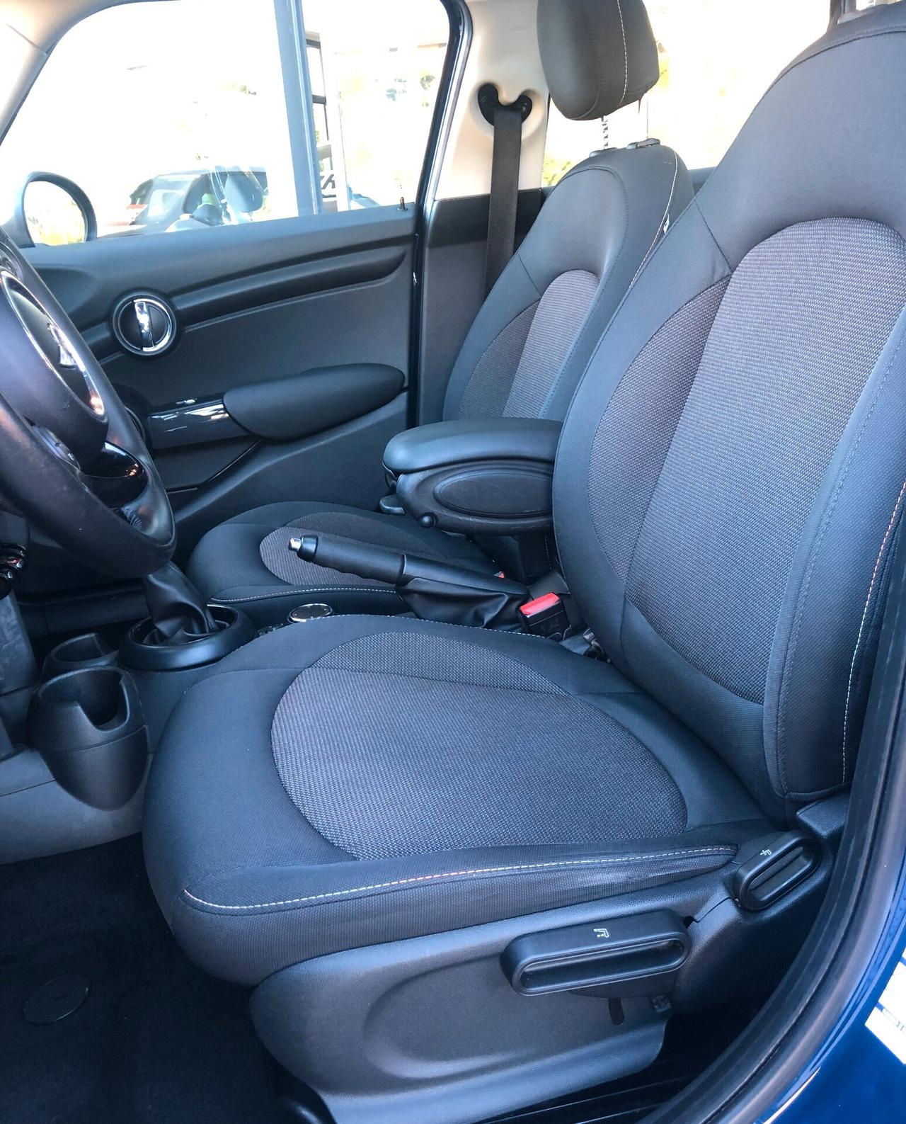 Mini Cooper D 5porte 1.5 Business auto tetto panoramico apribile