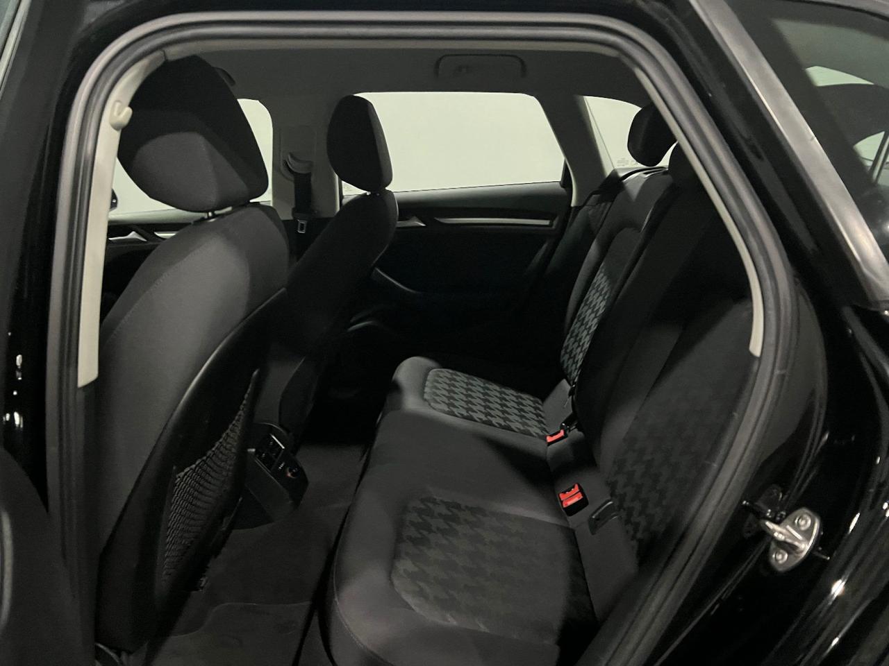 Audi A3 SPB 1.6 TDI Business NAVI + BIXENO