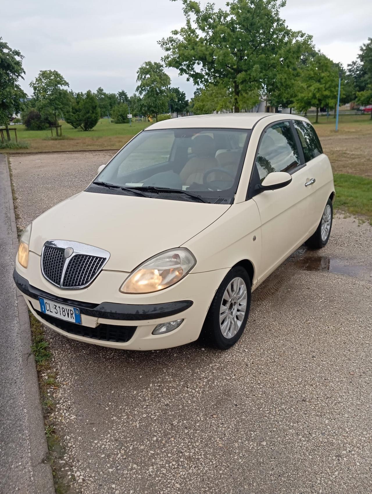 Lancia Ypsilon 1.4 16V Platino