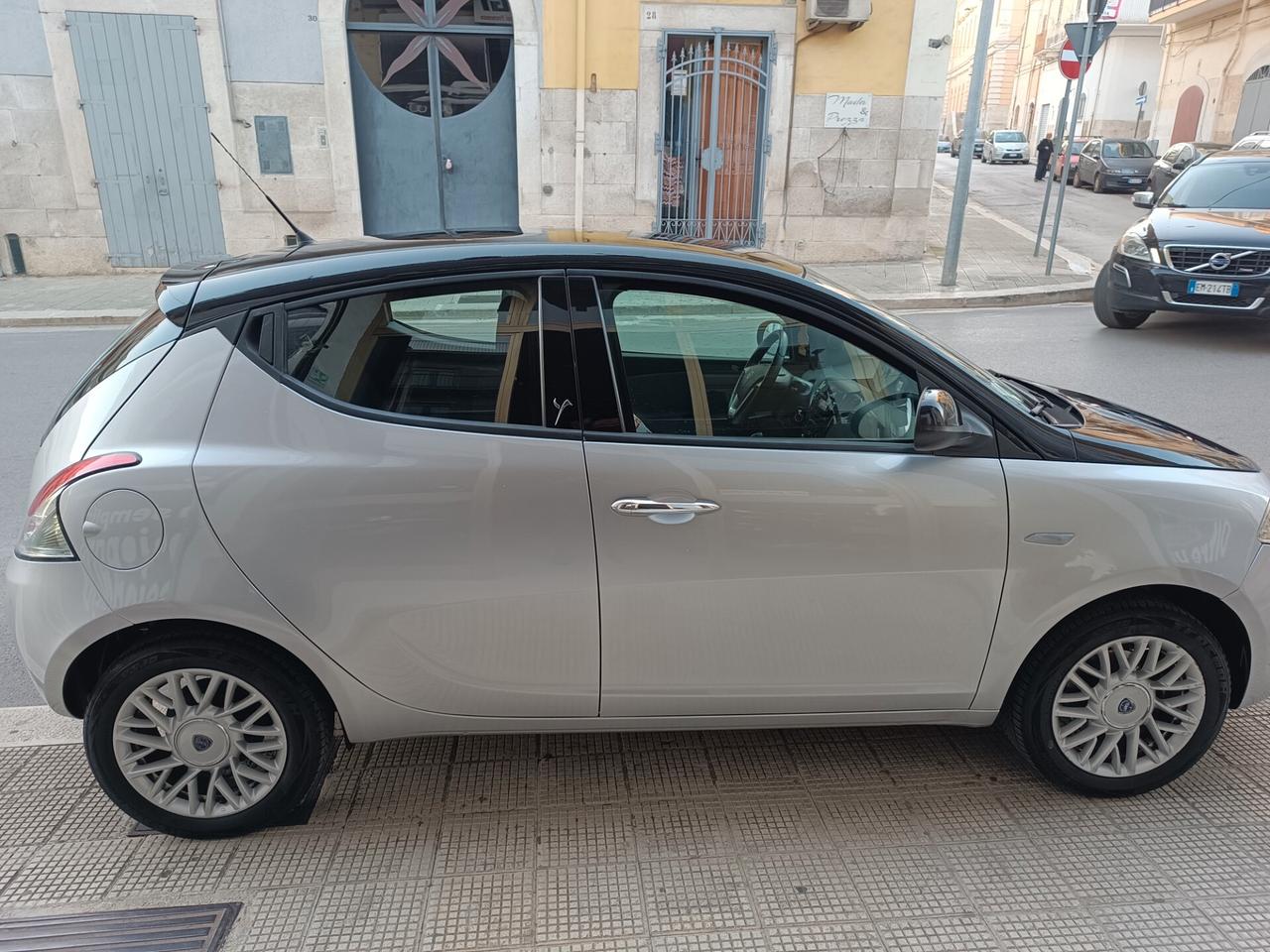 Lancia Ypsilon 1.2 69 CV 5 porte GOLD BI COLOR