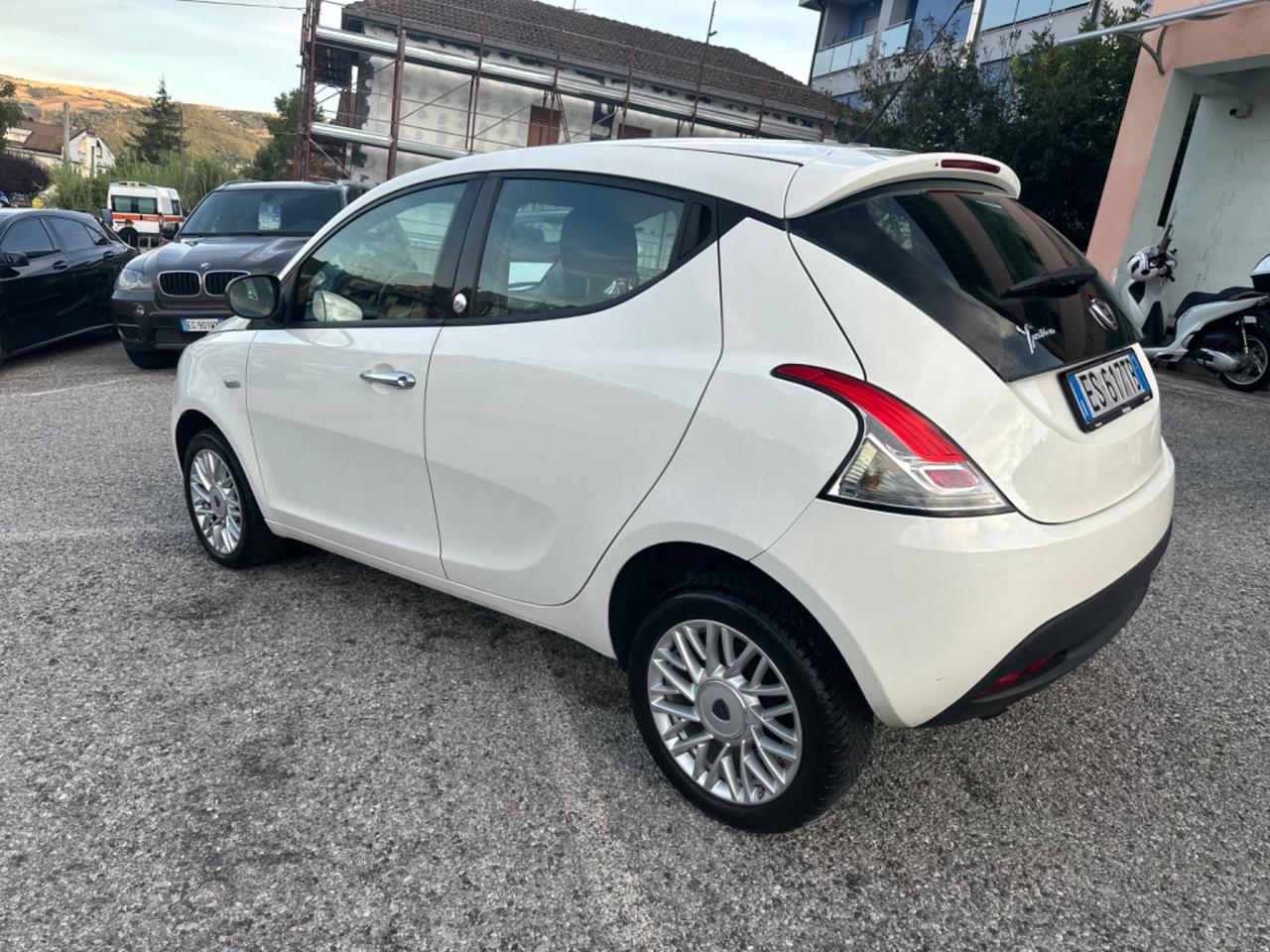 Lancia Ypsilon 0.9 TwinAir 85 CV 5 porte Metano Ecochic Silver