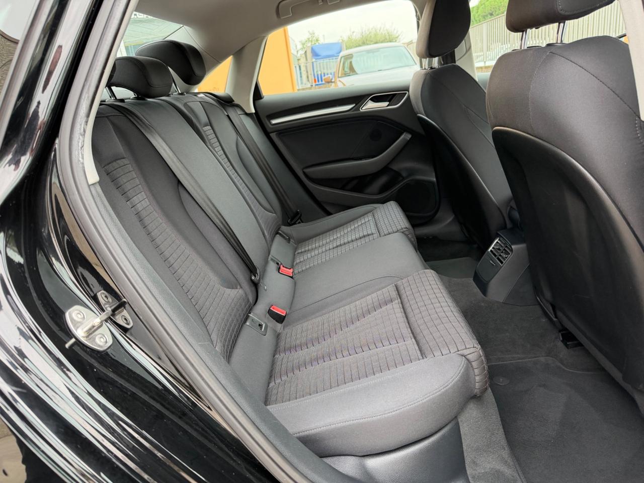Audi A3 Sedan 1.6 TDI clean diesel S tronic Ambiente