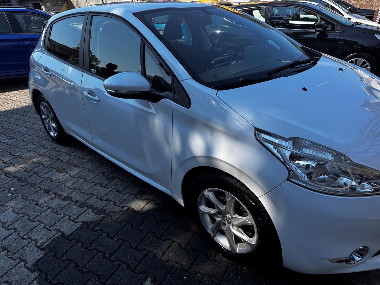 Peugeot 208 1.4 e-HDi 68 CV automatica/ neopatentati