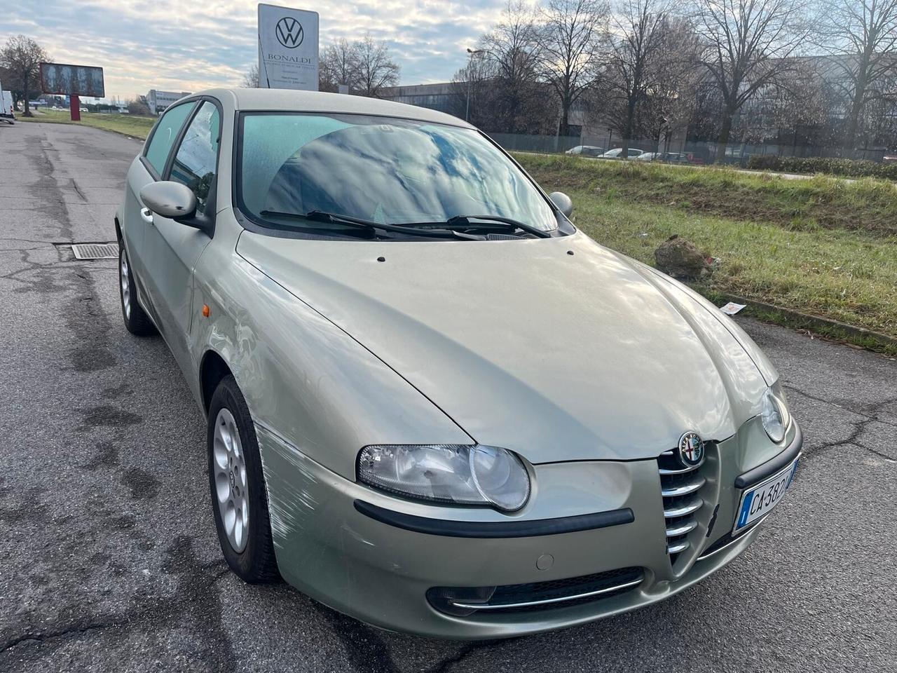 Alfa Romeo 147 1.6i 16V Twin Spark cat 5p. Distinctive