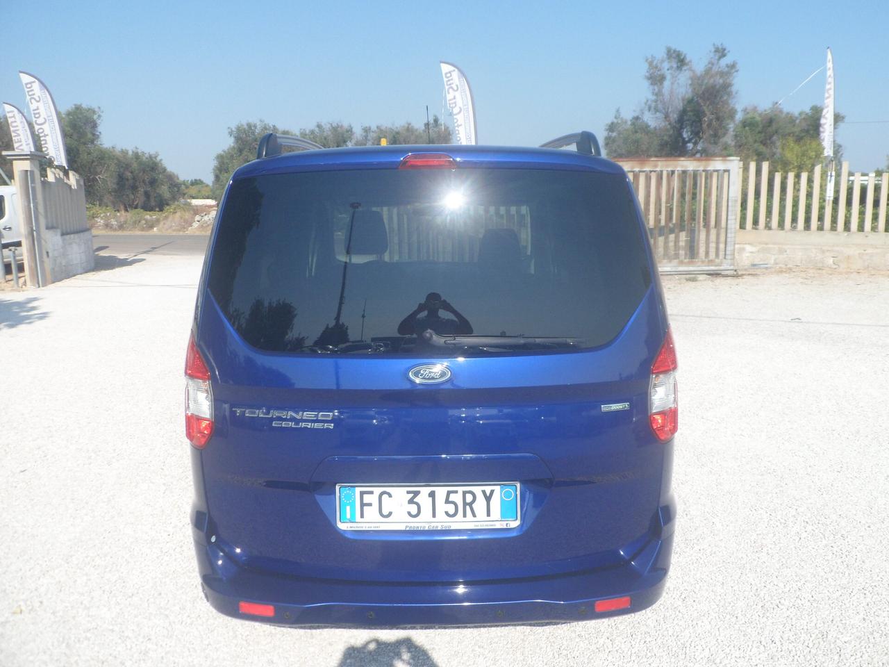 Ford Tourneo Courier 5 posti autovettura