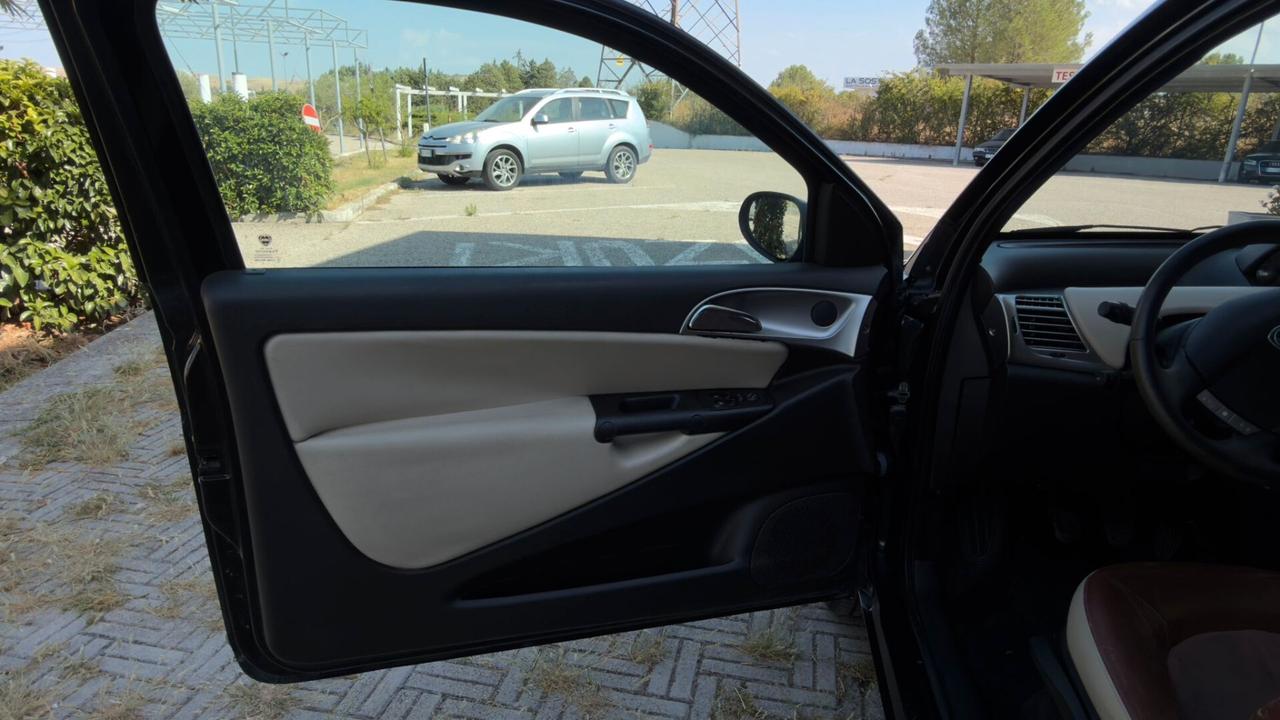 Lancia Ypsilon 1.3 MJT 90 CV Platino