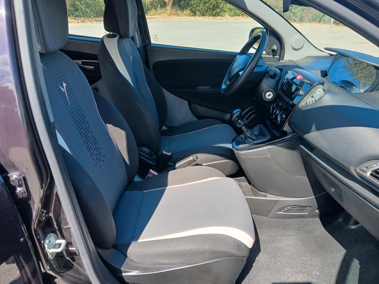 Lancia Ypsilon Silver