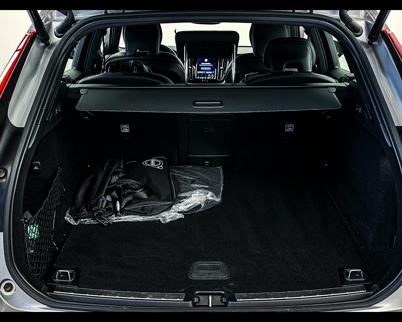 VOLVO XC60 B4 (d) AWD automatico Plus Dark