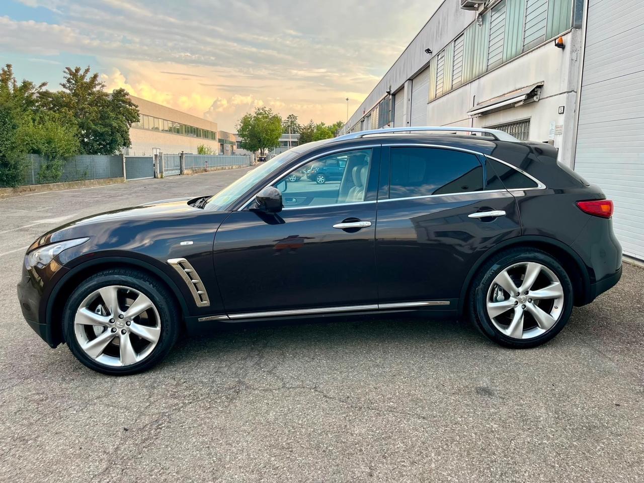 Infiniti FX FX30d S Premium 3.0d 2011 142.000km perfetta