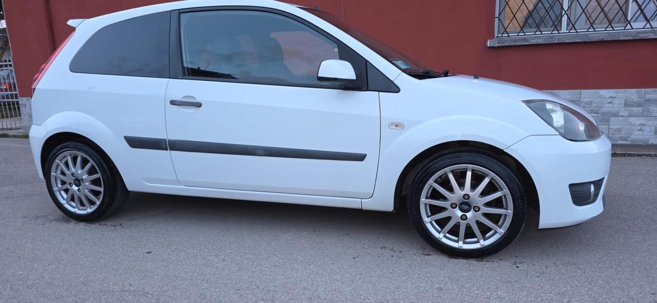 Ford Fiesta 1.6 TDCi 3p. Ghia S neopatentati
