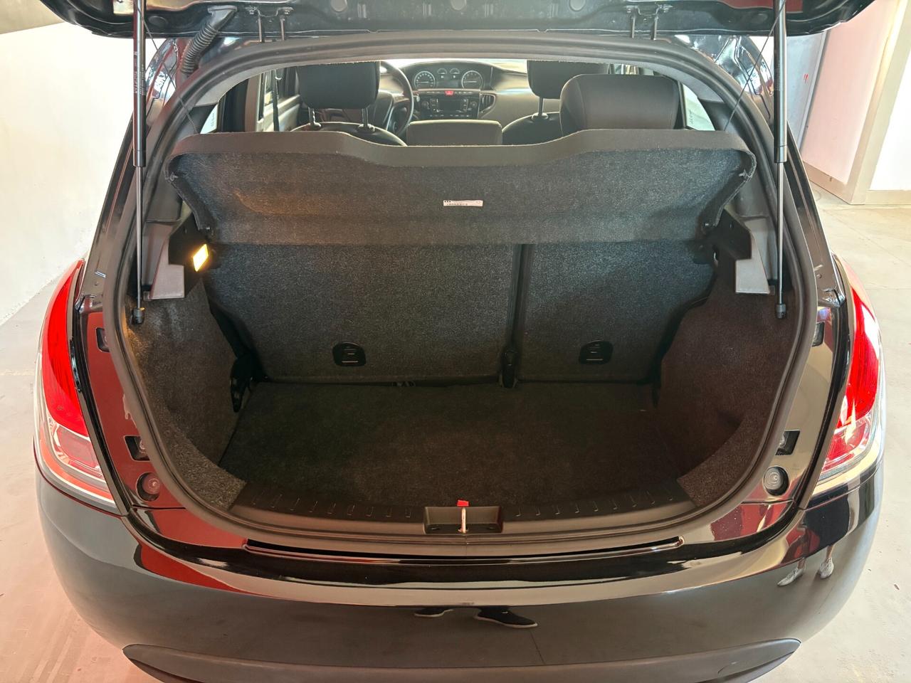 Lancia Ypsilon 1.0 FireFly 5 porte S&S Hybrid Ecochic Silver