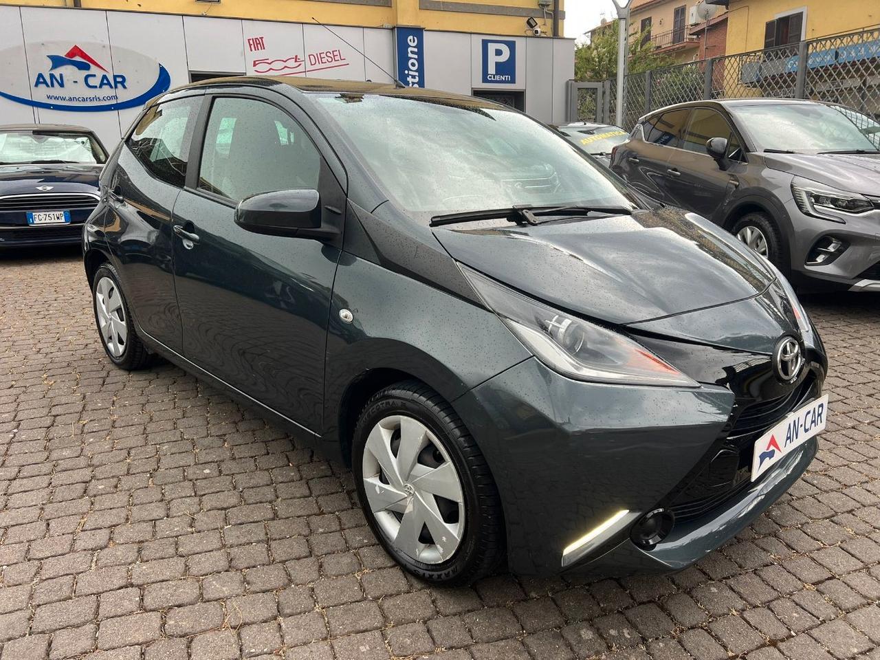 Toyota Aygo 5 Porte 1.0 x-play Automatica