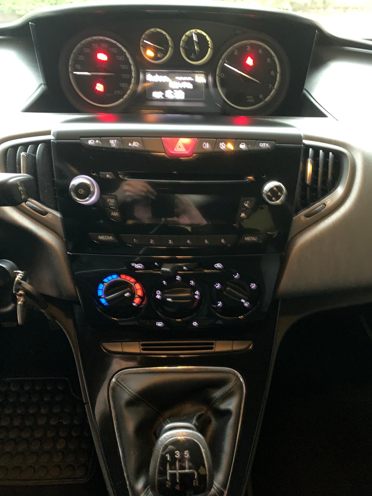 Lancia Ypsilon 1.2 69 CV 5 porte S&S Silver