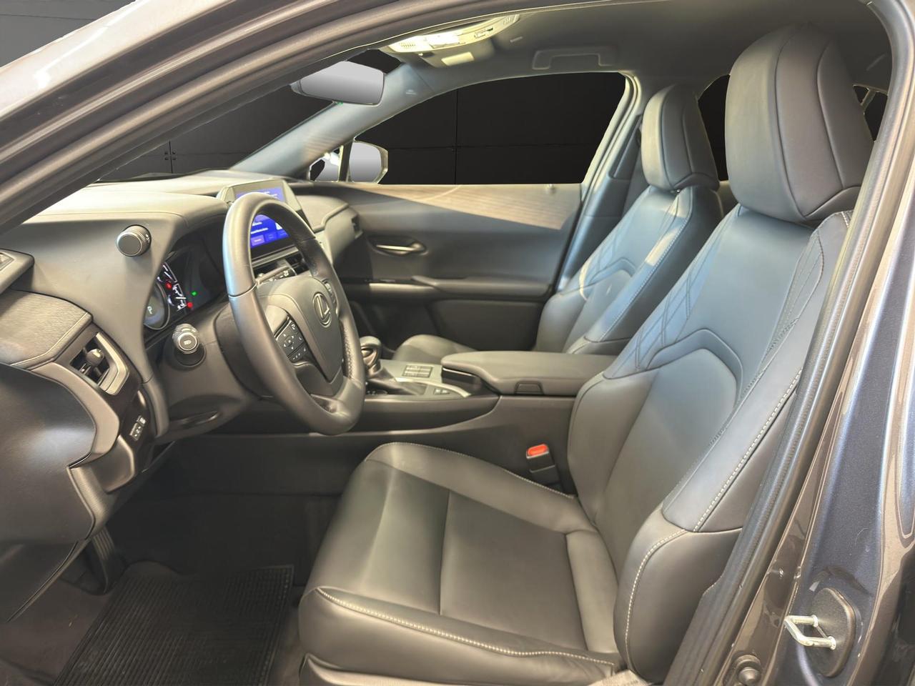 Lexus UX 250h 2.0 F-Design 2wd cvt