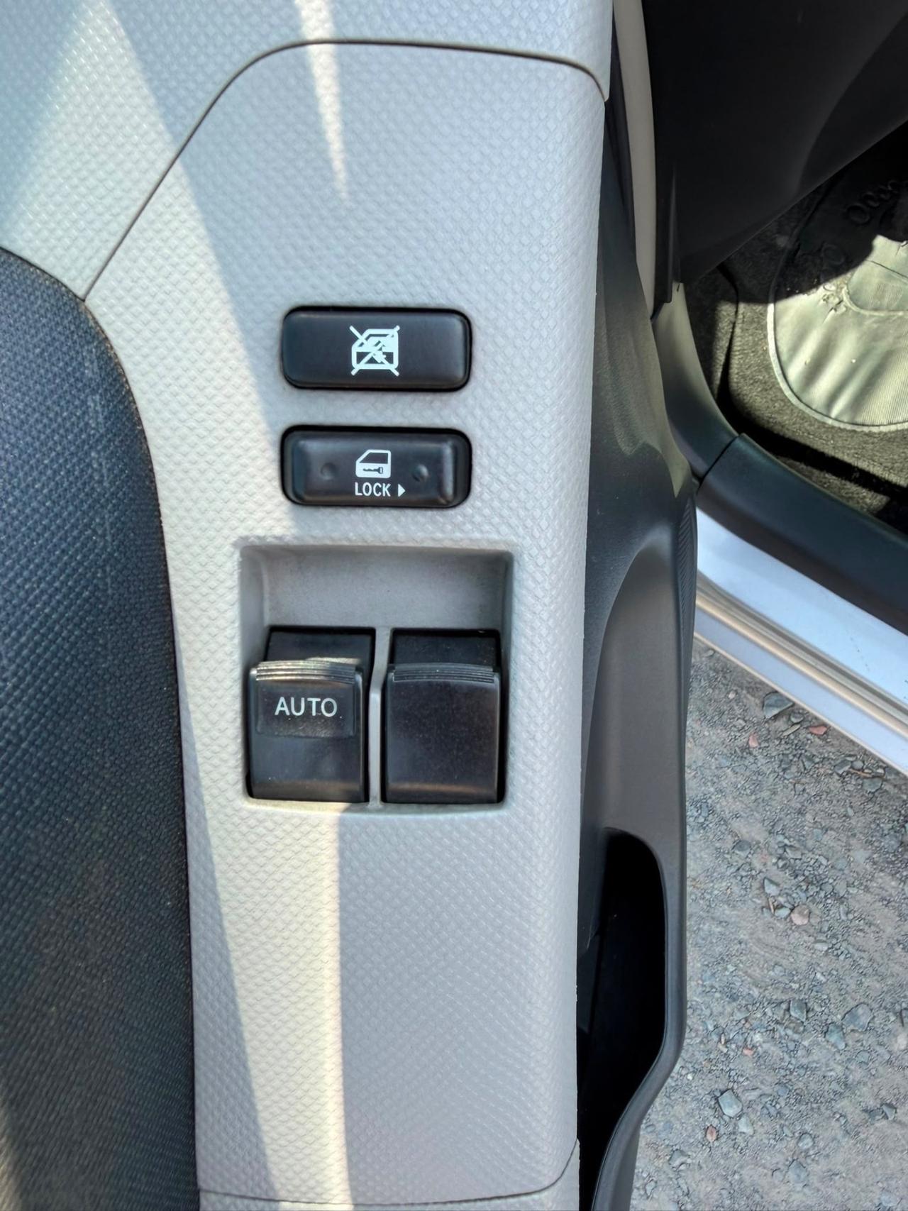 Toyota Yaris Benzina-5 Porte- Neopatentati- Clima