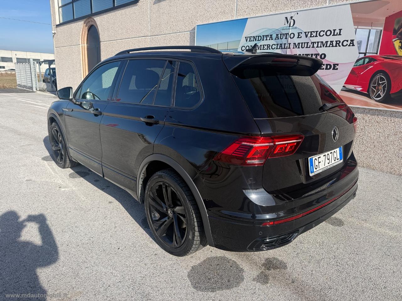 VOLKSWAGEN Tiguan 2.0 TDI 150CV SCR DSG R-Line FULL BLACK NUOVO MODELLO