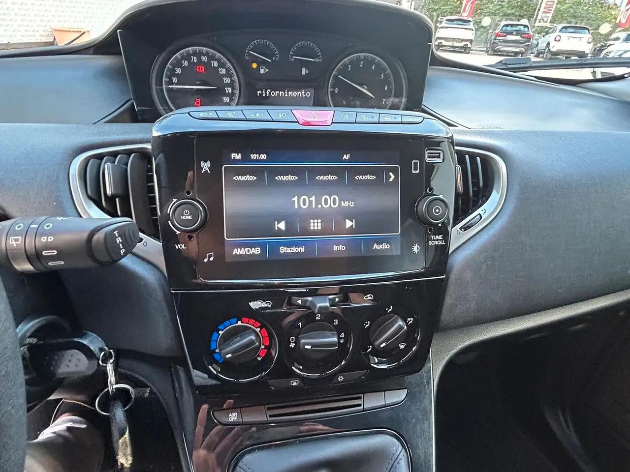 Lancia Ypsilon 1.0 FireFly 5 porte S&S Hybrid Silver