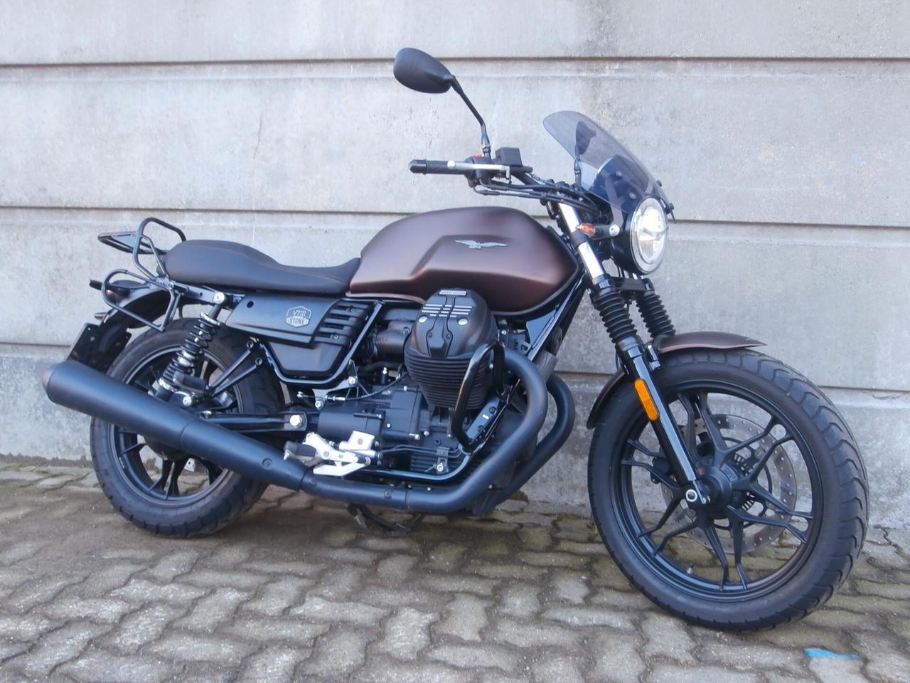Moto Guzzi V7 III Stone Night Pack (2019 - 20) Passaggio incluso.