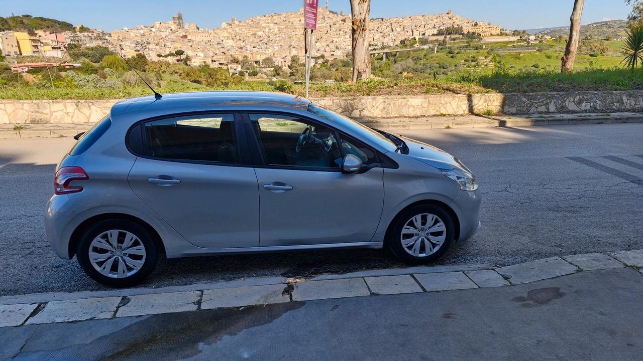 Peugeot 208 1.4 HDi 68 CV 5 porte Allure