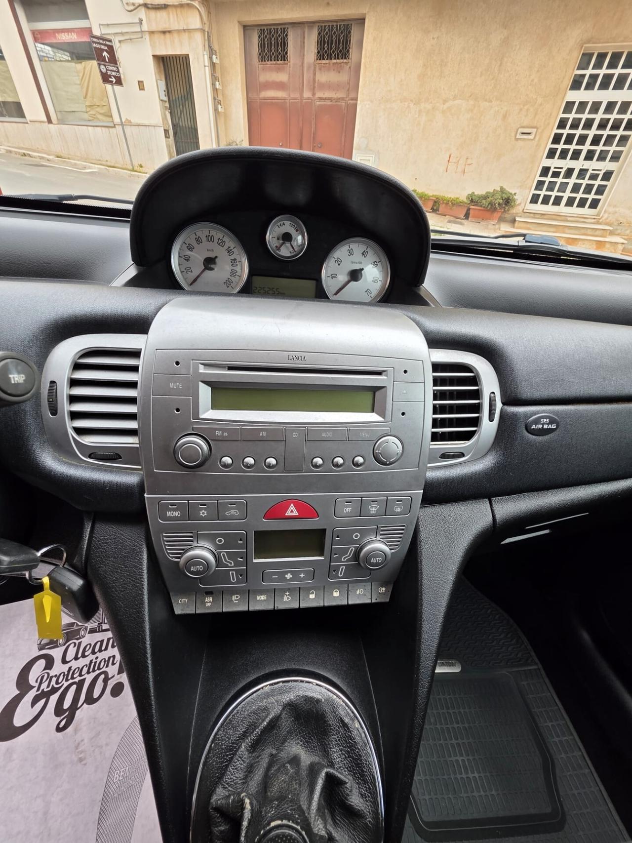 Lancia Ypsilon 1.3 MJT 105 CV Sport MomoDesign