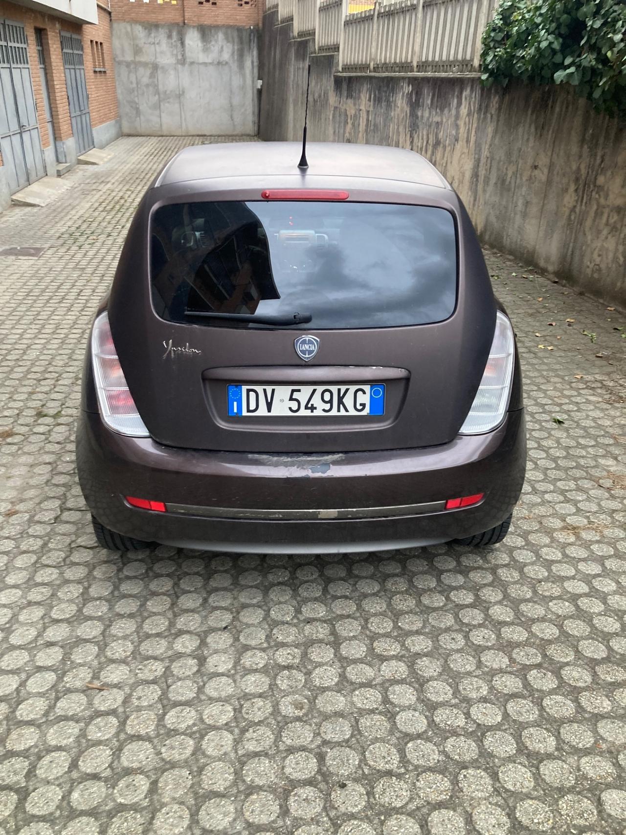 Lancia Ypsilon 1.3 MJT 75 CV Versus