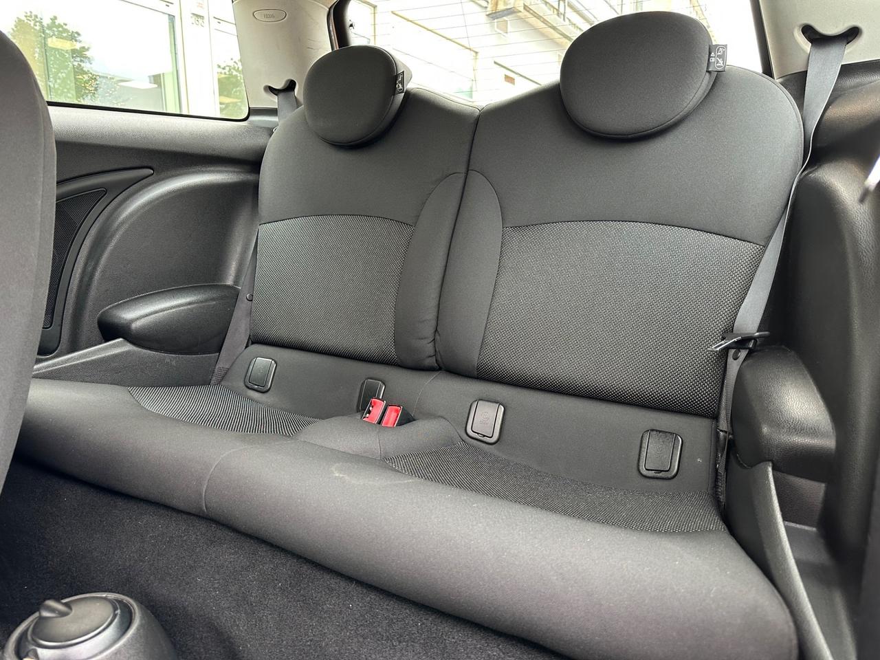 Mini 1.6 16V Cooper One (55kW)