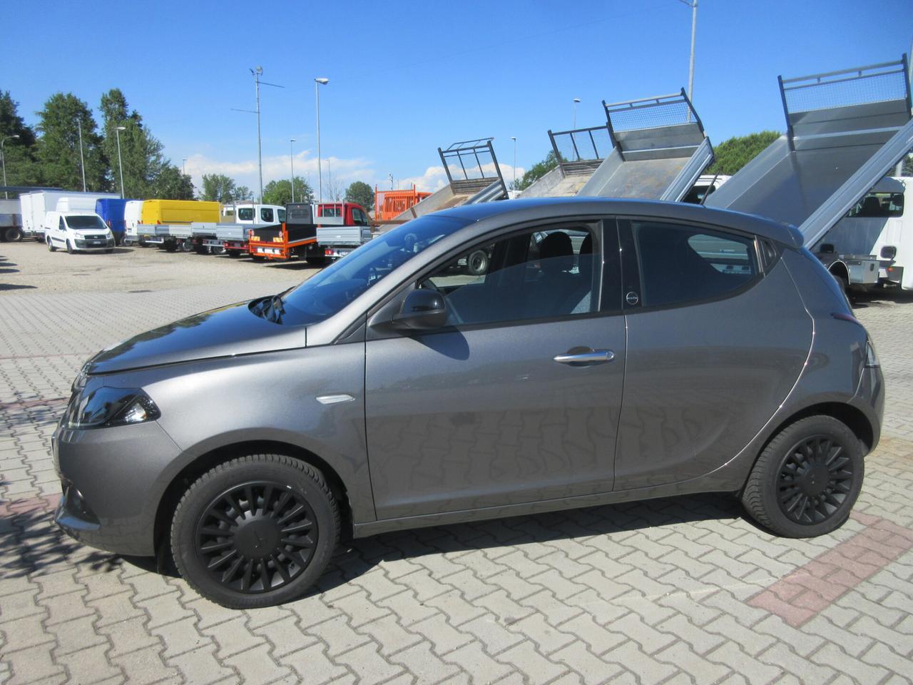 Lancia Ypsilon 1.0 FireFly 5 porte S&S Hybrid Ecochic Silver