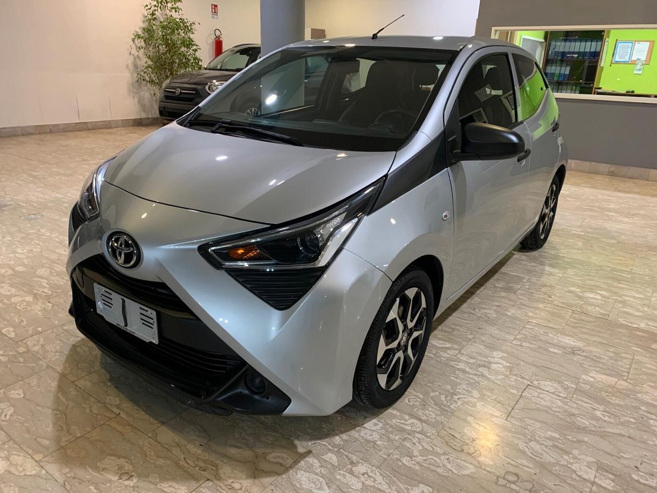 Toyota Aygo Connect 1.0 VVT-i 72 CV 5 porte x-cool