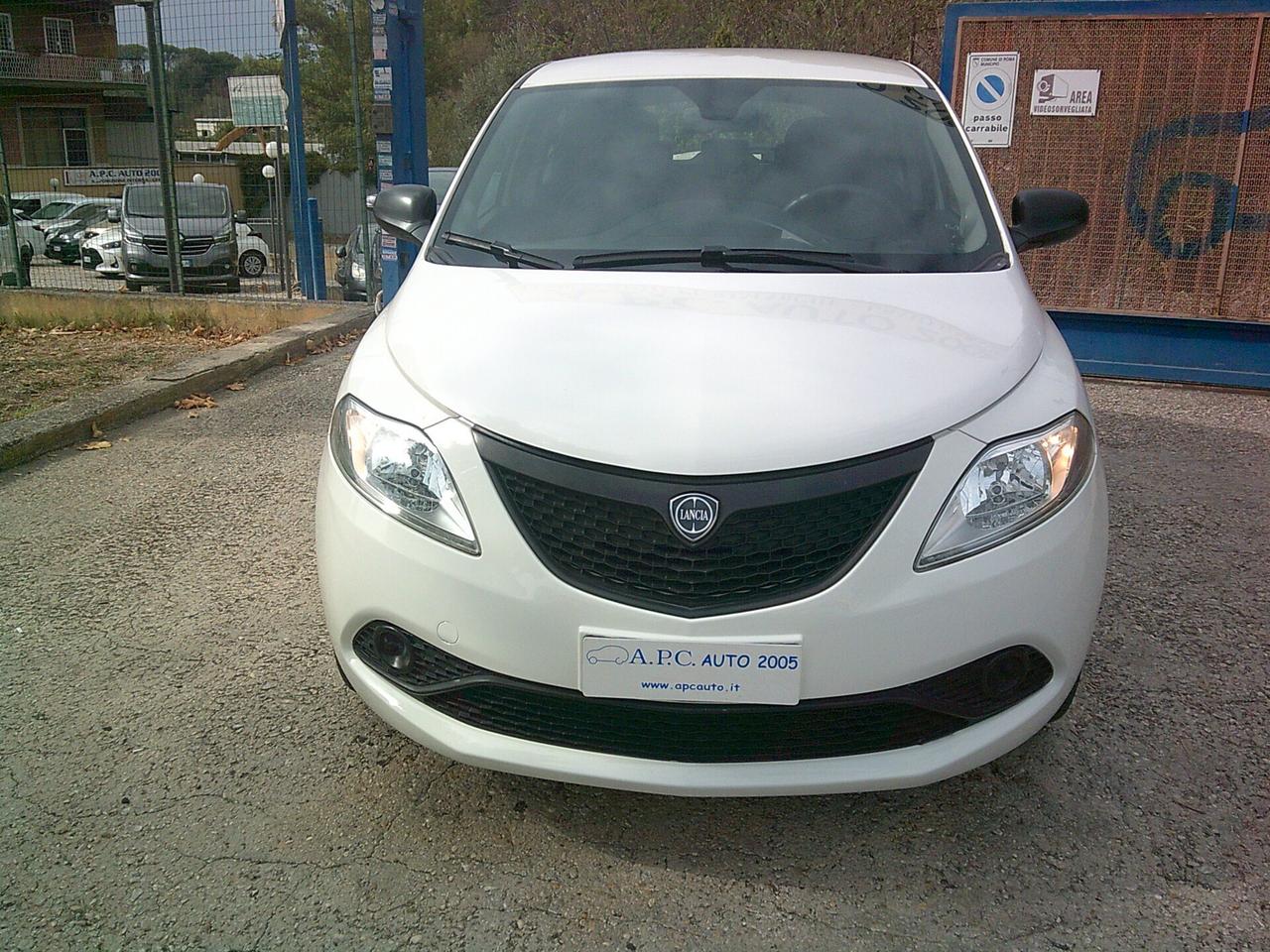 Lancia Ypsilon 1.0 FireFly 5 porte S&S Hybrid Ecochic Silver