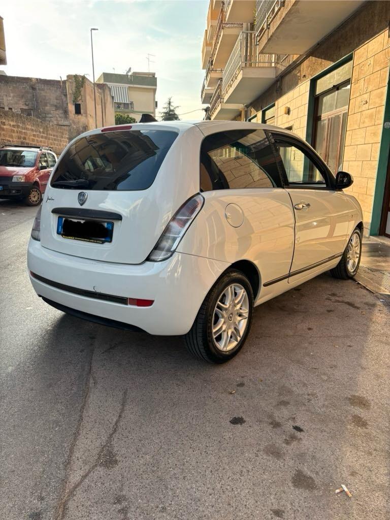 Lancia Ypsilon 1.3 MJT 75 CV MomoDesign