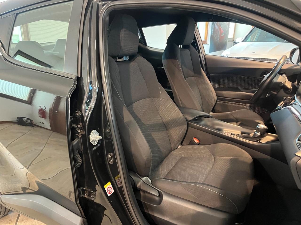 Toyota C-HR 1.8 Hybrid E-CVT Business