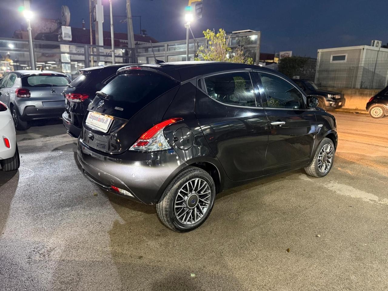 Lancia Ypsilon 1.0 FireFly 5 porte S&S Hybrid Platino