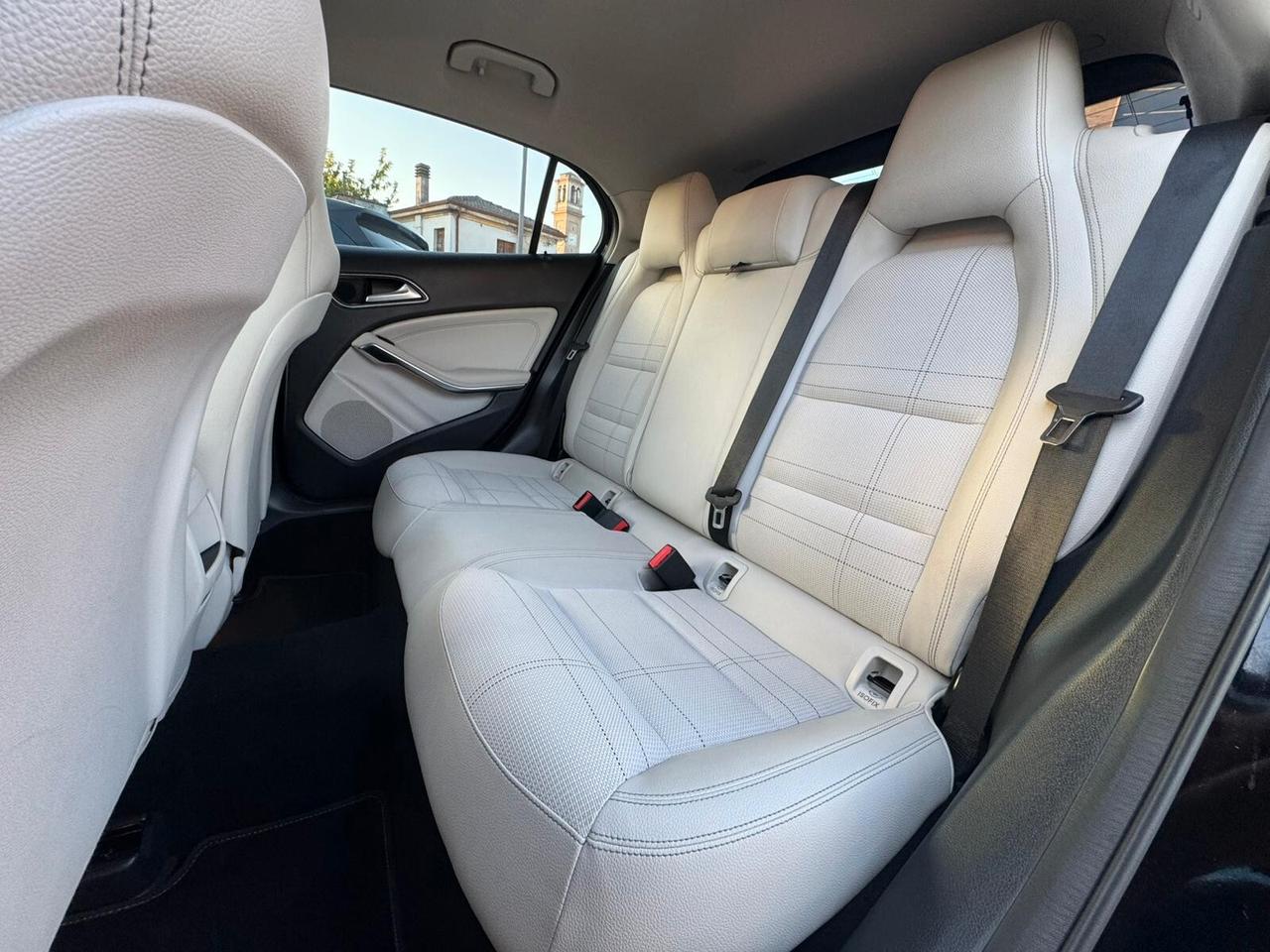 MERCEDES GLA 180d Premium