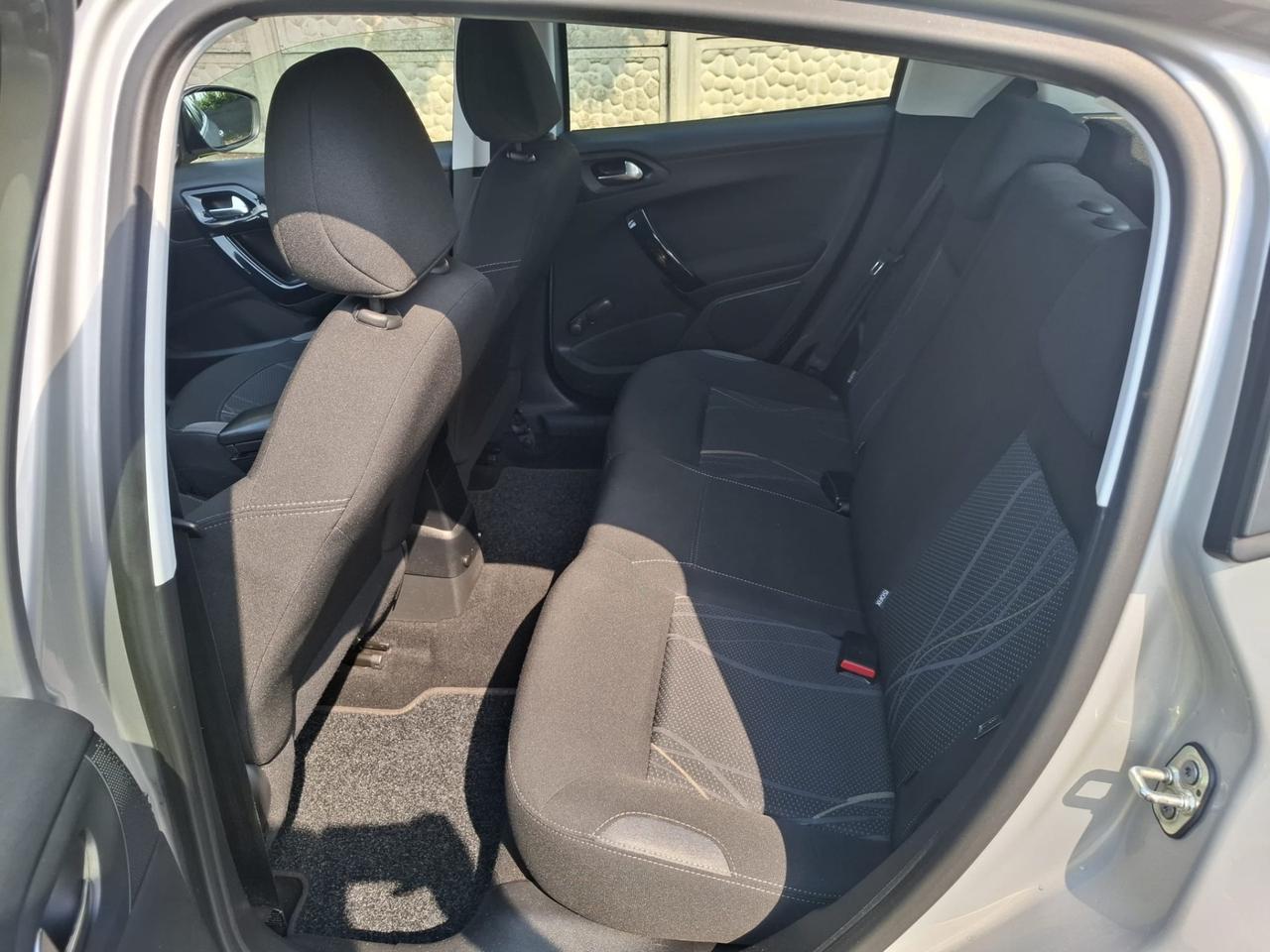 Peugeot 208 1.4 HDi 68 CV 5 porte Allure