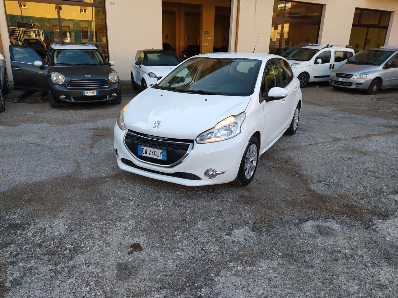 Peugeot 208 1.4 HDi 68 CV 5 porte Active Neopatentati