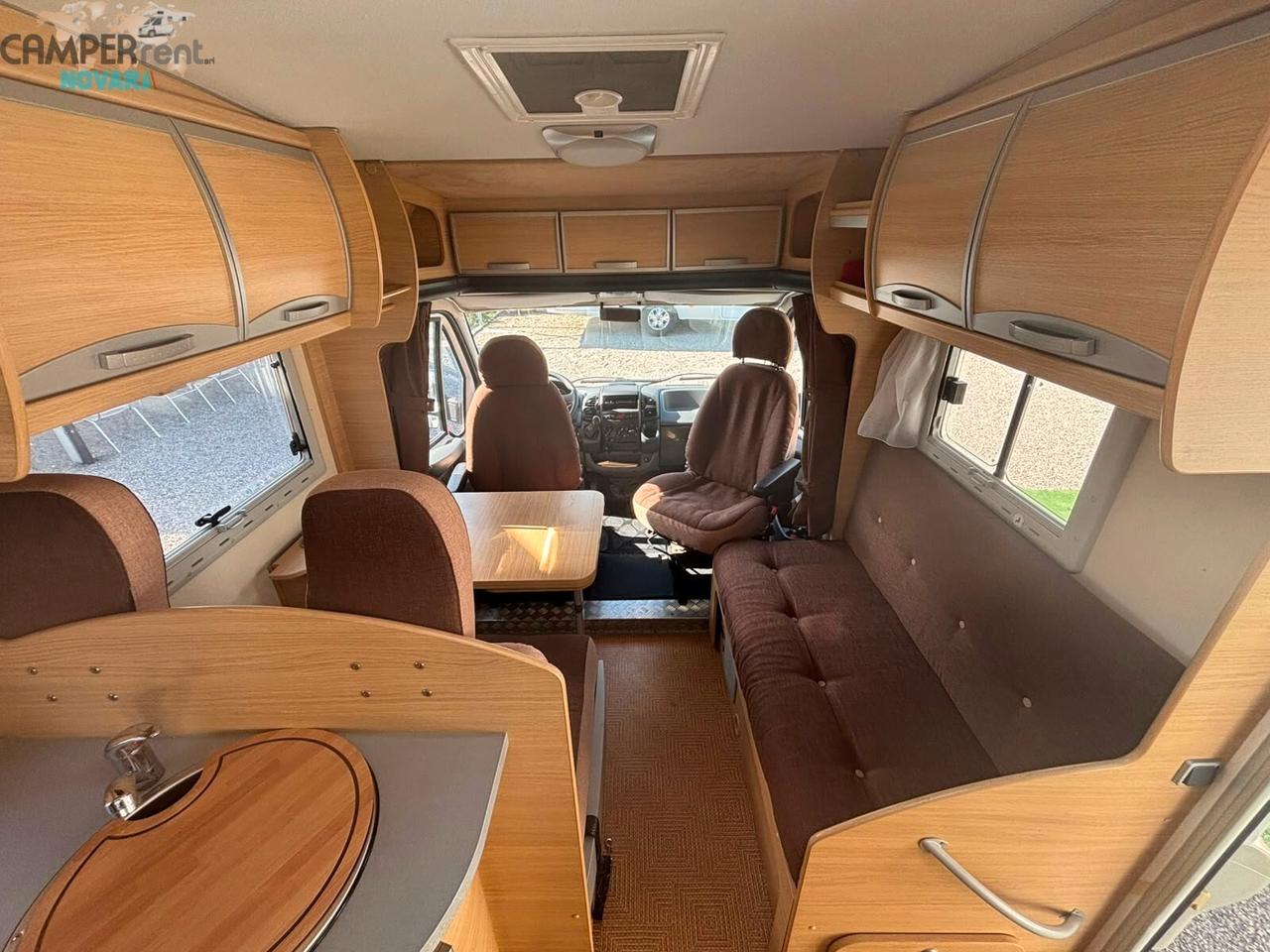 ROLLER TEAM GRANDUCA 255 P - SEMINTEGRALE CON LETTO ALLA FRANCESE ED AMPIO GARAGE (foro 92 x 61)