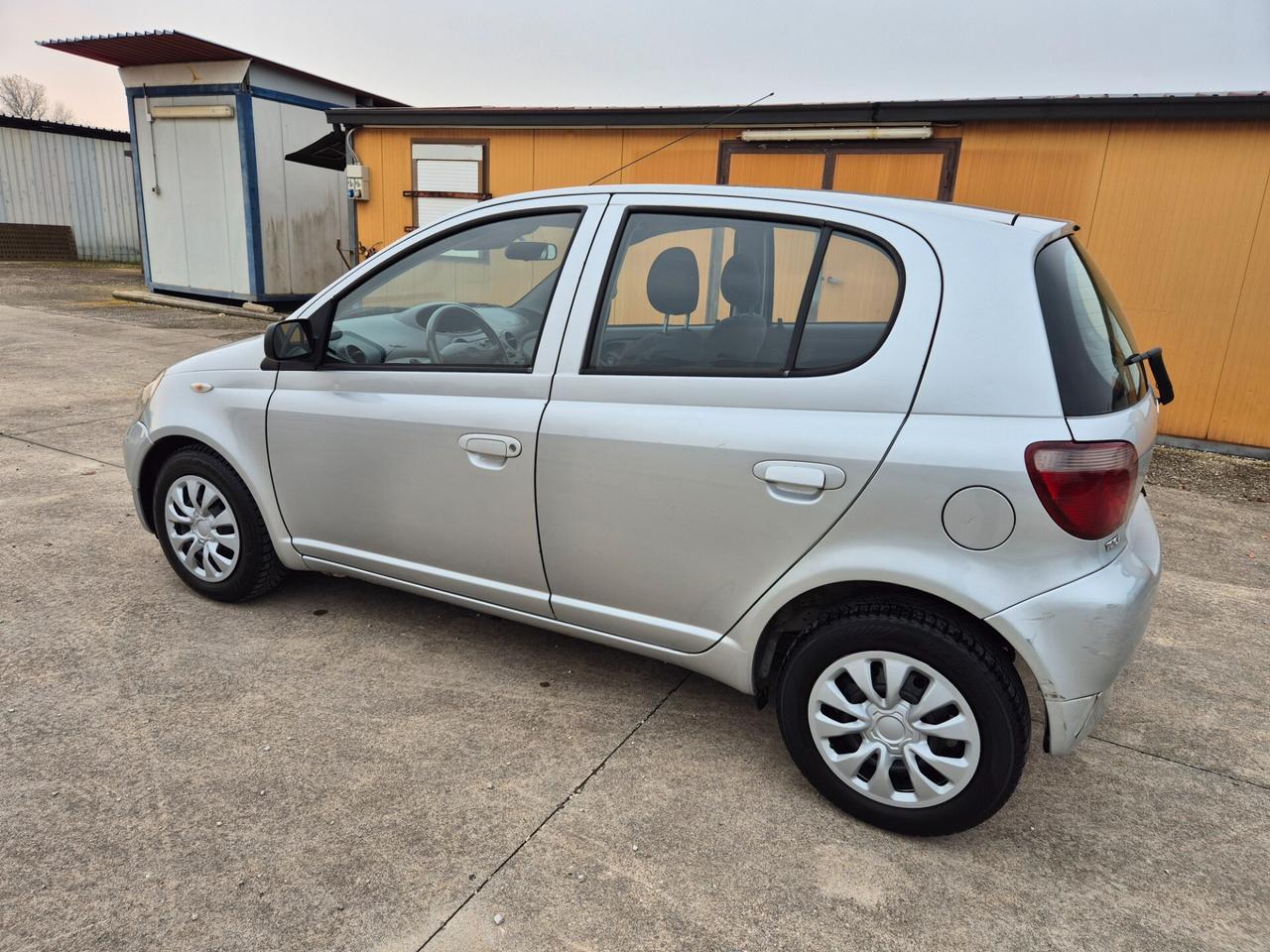 Toyota Yaris 1.0i 16V cat 5 porte neopatentati