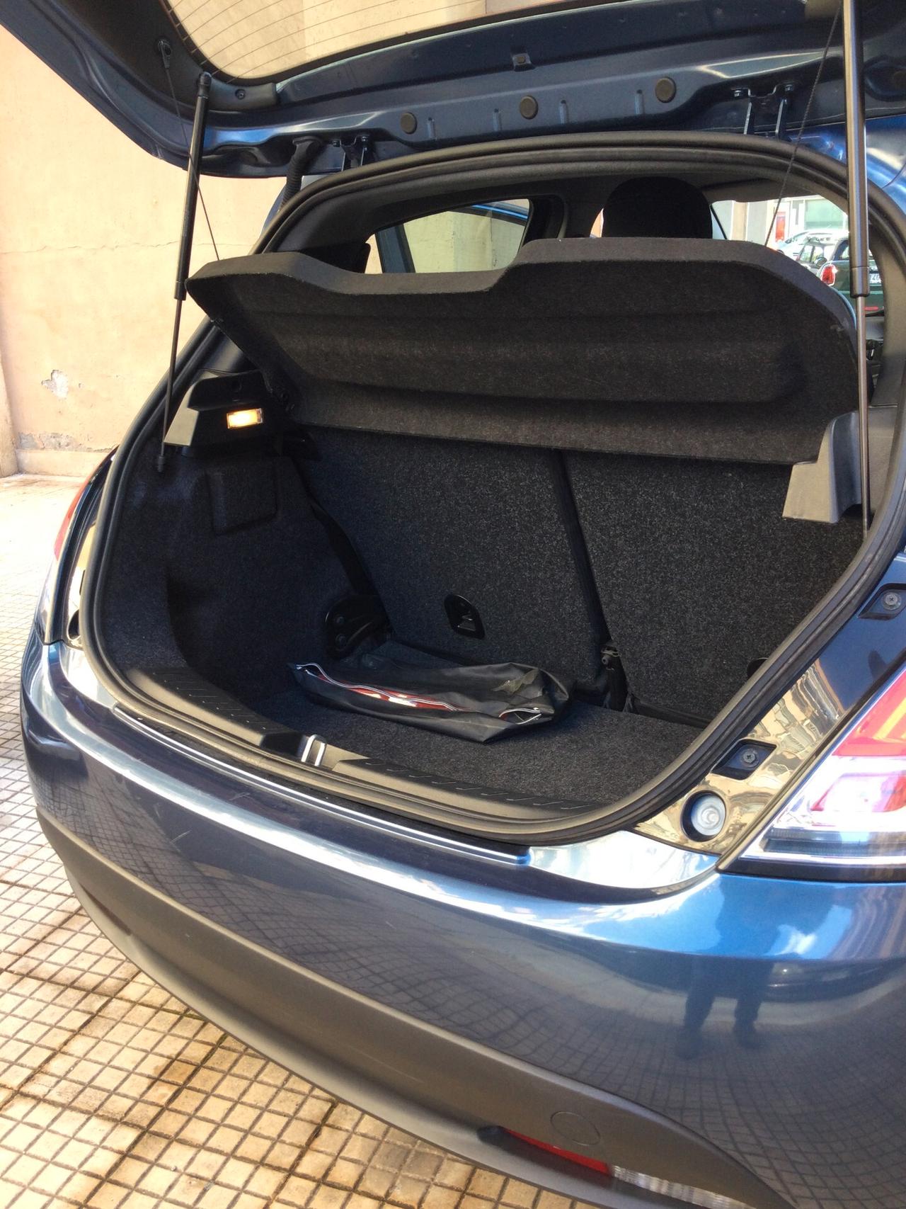 Lancia Ypsilon 1.0 FireFly 5 porte S&S Hybrid Ecochic Silver