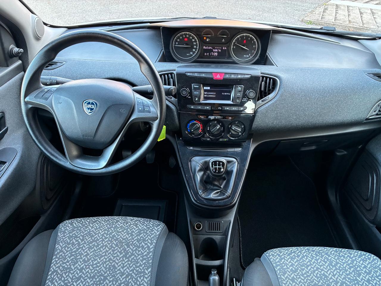 Lancia Ypsilon 1.2 69 CV Elefantino Blu 5 POSTI
